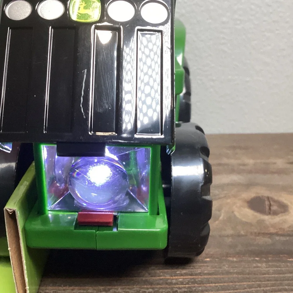 John Deere Kids Roll and Go Flashlight with Squeeze Handle Auto‎ Shut Off 18m+